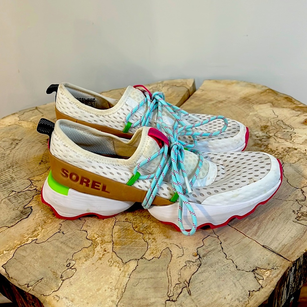 Womens sneakers size 6.5. Great condition worn 2 times!